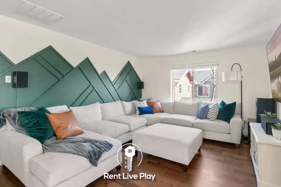 Movie Theater, Office, Pets! - Stunning Bend Home - Image 1
